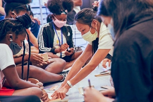 a Penn GSE apprentice teaches kids