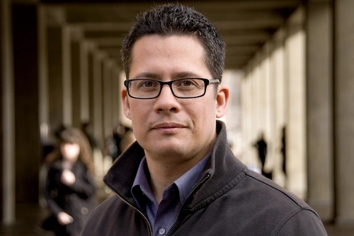 Headshot of Roberto Gonzales with a blurred background